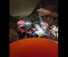 Imagen del rescate de Hernán. Los bomberos le pasan comida a través de una sonda.
