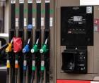 Surtidores de combustible en una gasolinera a las afueras de París, Francia el 1 de abril de 2026.
