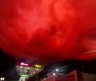 Un inusual fenómeno sorprendió a los habitantes de Caracas la tarde del martes, cuando el cielo de la capital venezolana se tiñó de un intenso color rojo, apenas una semana después de los devastadores terremotos que han dejado más de 2,200 fallecidos y miles de heridos en el país sudamericano.