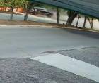 En la vivienda donde impactó la camioneta viven dos adultos mayores. Una piedra ubicada frente a la casa evitó que el accidente se convirtiera en una tragedia.