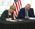 Embajadora de los Estados Unidos en Honduras, Laura Dogu y canciller hondureño, Enrique Reina firman la alianza para combatir la violencia contra mujeres y niñas