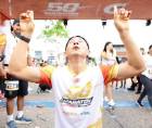 Entre aplausos, sonrisas y alegría, el influencer y filántropo japonés Shin Fujiyama completó este domingo el recorrido de los 10 kilómetros de la 50 Maratón LA PRENSA-Gatorade.