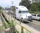 La restricción para la circulación de transporte pesado sobre el puente El Barón quedó en papel porque a diario pasan centenares de rastras y camiones.