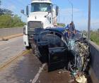 Un aparatoso accidente de tránsito registrado la mañana de este martes en el puente a desnivel de La Ceiba deja como saldo a dos personas gravemente heridas y cuantiosos daños materiales.