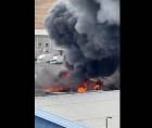 <b>Los bomberos aún no han podido entrar a la oficina donde están las dos personas atrapadas. </b>
