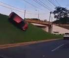 La conductora se desplazaba en un vehículo Hyundai Elantra, color rojo, cuando ascendía el paso a desnivel y, por causas que aún no han sido establecidas, perdió el control del mismo.