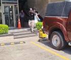 Retiro del cuerpo del joven asesinado de la plaza comercial en la colonia Los Pinos, donde ocurrió el hecho violento la mañana de este viernes.