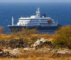El crucero holandés MV Hondius se encuentra anclado frente a la costa de la ciudad de Praia, en la isla de Santiago, Cabo Verde, el 4 de mayo de 2026, tras la muerte de tres personas a bordo a causa de un síndrome respiratorio agudo.