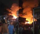 En redes sociales han circulado varios videos en los que se observa un incendio de grandes proporciones que consume varios locales del sector.