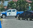 Vehículo negro en el que se conducía el joven tiroteado.