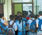 Estudiantes de la modalidad de fines de semana asisten a clases como una alternativa para continuar su formación académica mientras cumplen con sus responsabilidades laborales y familiares.