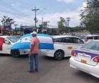 Taxistas de La Ceiba bloquearon la carretera CA-13 a la altura del puente Danto en protesta contra la posible legalización de plataformas digitales de transporte.