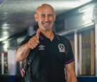 El entrenador Eduardo Espinel luce sonriente y con mucho optimismo.