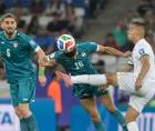 Amir Alammari (c) de Irak disputa el balón con Robson Matheus (d) de Bolivia.