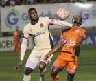Yustin Arboleda, autor del gol del Olimpia, disputando el balón con el defensa Dayron Suazo de la UPN.