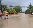 El Cuerpo de Bomberos ha estado monitoreando las zona bajas de Puerto Cortés donde las lluvias han inundado los patios de algunas viviendas.