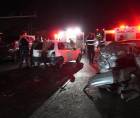 Agentes policiales y paramédicos brindaron asistencia a los heridos tras el aparatoso accidente.