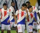 Jugadores del Olimpia realizando ejercicios de estiramiento.