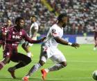 El defensor uruguayo Emanuel Hernández de Olimpia celebrando el gol con su compañero Imanol.