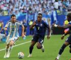Lionel Messi (i) de Argentina disputa un balón con Jovane Cabral (c) de Cabo Verde este viernes, en un partido de los dieciseisavos de final del Mundial de la FIFA 2026.