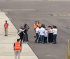 El emotivo reencuentro del expresidente Juan Orlando Hernández con su familia en el Aeropuerto de Palmerola, en Comayagua.