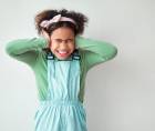 Las discapacidades no visibles pueden resultar difíciles de comprender para quienes desconocen sus efectos, lo que expone a niños y adolescentes a incomprensión, estrés y discriminación en espacios públicos y privados.