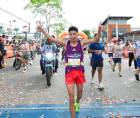 El guatemalteco Diego Tumax celebra su victoria tras conquistar los 21 kilómetros de la edición 50 de la Maratón LA PRENSA-Gatorade en San Pedro Sula.