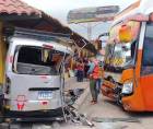 Una fuerte colisión entre un autobús y un microbús se suscitó este jueves en la terminal de transporte en Intibucá.