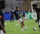 Jorge Álvarez aparece en el centro del campo de Olimpia ante Cartaginés.