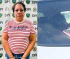 La docente Perla Díaz fue presentada este viernes en audiencia de declaración de imputado en los tribunales de El Progreso, Yoro, después de ser detenida anoche en Morazán, Yoro, acusada por el delito de trato degradante. El juez que conoce la causa dictó que se defenderá en libertad. La educadora aparece en un video grabado por un alumno en el salón de clases y vociferando insultos contra otra estudiante.