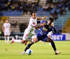 Edwin Rodríguez del Olimpia recibe la marca de Clever Portillo.
