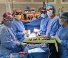 Médicos y personal de enfermería celebran éxito de las brigadas de cirugía cardiovascular.