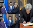 La canciller toma juramento a tres nuevos embajadores hondureños.