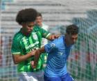 Javier Arriaga del Marathón en la disputa del balón con Ángel Alvarado de Génesis.