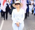 Edith Rodríguez, directora del centro educativo Luis Landa, representó la elegancia durante los desfiles patrios de 2026.