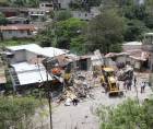 24 horas después del accidente de tránsito que ocurrió en la colonia Villa Nueva, Tegucigalpa, en el que murieron ocho personas, la zona cero del desastre continúa siendo epicentro de limpieza de escombros y diligencias de autoridades.