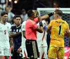 El duelo comenzó con peleas entre jugadores de Argentina e Inglaterra.