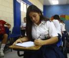 Las pruebas Pisa, impulsadas por la Ocde, evalúan cada tres años las competencias de estudiantes de 15 años en lectura, matemáticas y ciencias. Sus resultados permiten comparar el desempeño de los sistemas educativos e identificar fortalezas y rezagos. En la foto, una estudiante del Intae en un examen.