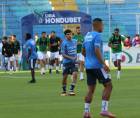 Los jugadores de Motagua y Juticalpa FC realizando el calentamiento previo al inicio del partido.