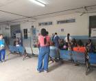Pacientes acuden al centro de salud Miguel Paz Barahona, en San Pedro Sula, donde enfrentan dificultades para recibir atención debido a las asambleas informativas de los médicos.