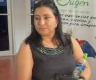 A la espera de la resolución que oficialice su reincorporación, la maestra Karla Mejía acudió a la Dirección Departamental de Educación de Cortés, pero aseguró que no recibió el documento que respalda su reintegro laboral.