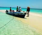 La búsqueda de Joseth Vuelto, el joven pescador desaparecido hace dos días cuando faenaba en un cayuco continúa en aguas, cayos y comunidades costeras de Atlántida, luego de que el menor fuera reportado como desaparecido el pasado 24 de julio en el sector de Cayos Cochinos. Vuelto faenaba junto Lester Batiz, de 39 años, el pescador que sobrevivió tras permanecer 20 horas a la deriva en alta mar.