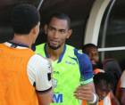 Jerry Bengtson saludó a cada uno de los jugadores del Olimpia antes del inicio del partido.