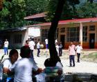 Estudiantes del centro de educación básica Dionisio de Herrera juegan durante el recreo.