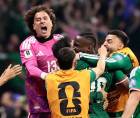 Julián Quiñones celebrando con sus compañeros su golazo marcado en el México vs Ecuador.