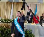 Bader Dip levanta el bastón de mando tras ser juramentado como alcalde de La Ceiba.