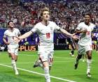 Anthony Gordon de Inglaterra celebrando su gol que abrió el marcador.
