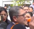 El expresidente Juan Orlando Hernández, acusado de fraude y lavado de activos en el caso Pandora II, llegó este lunes a la CSJ acompañado de su familia.