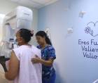 Una paciente se prepara para realizarse una mamografía en el hospital Mario Rivas, como parte de las acciones para promover la detección temprana del cáncer de mama.