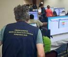 Personal de la Misión de Observación Electoral de la Unión Europea revisan el sitio de resultados electorales del CNE en Tegucigalpa.